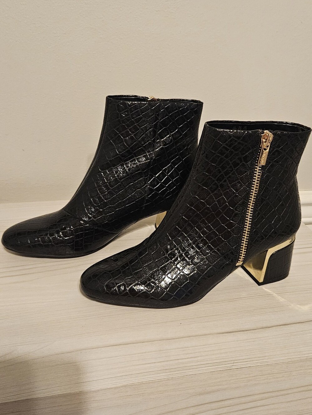 DKNY Women's Black Croc-Embossed Ankle Boots with Gold Details Sz 10 - Picture 3 of 9